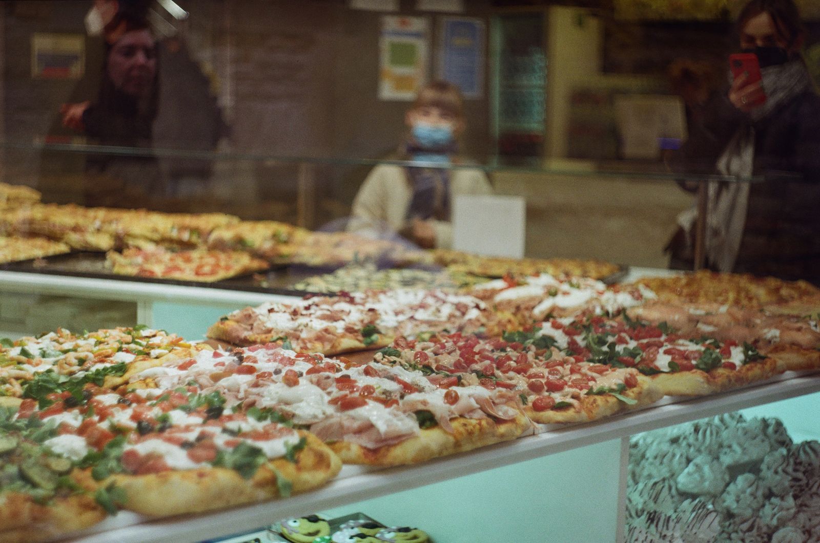 Vitrină cu pizza asortate