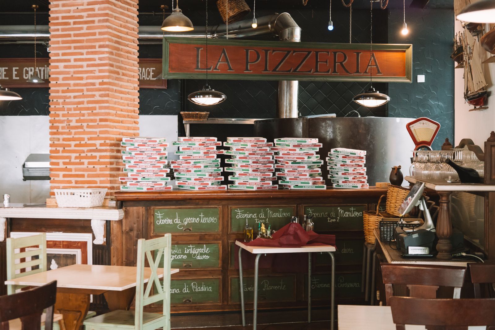 Interior de pizzerie cu pizza la metru