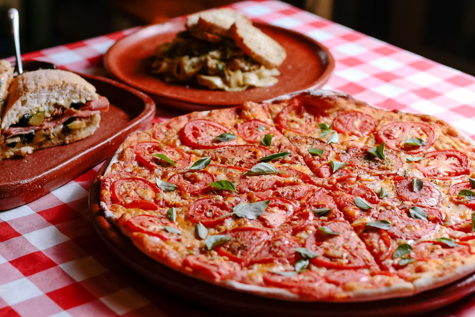 Pizza italiană proaspătă cu ingrediente