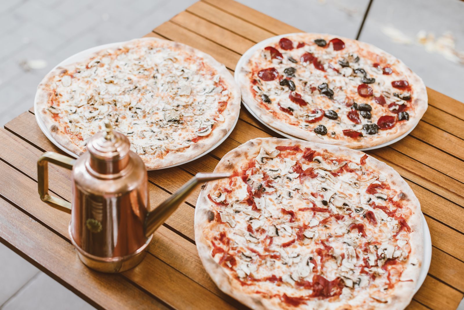 Pizza pe masă rustică de lemn